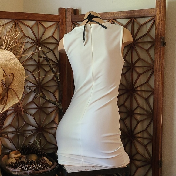 BEAUTIFUL WHITE PLUNGE V NECKLINE SM FITTED DRESS - Picture 7 of 16